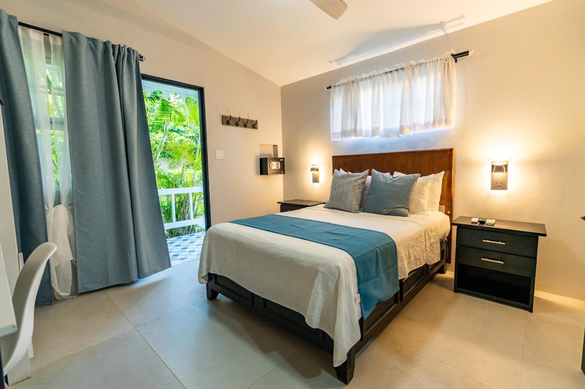 Travellers Beach Resort Negril Bagian luar foto